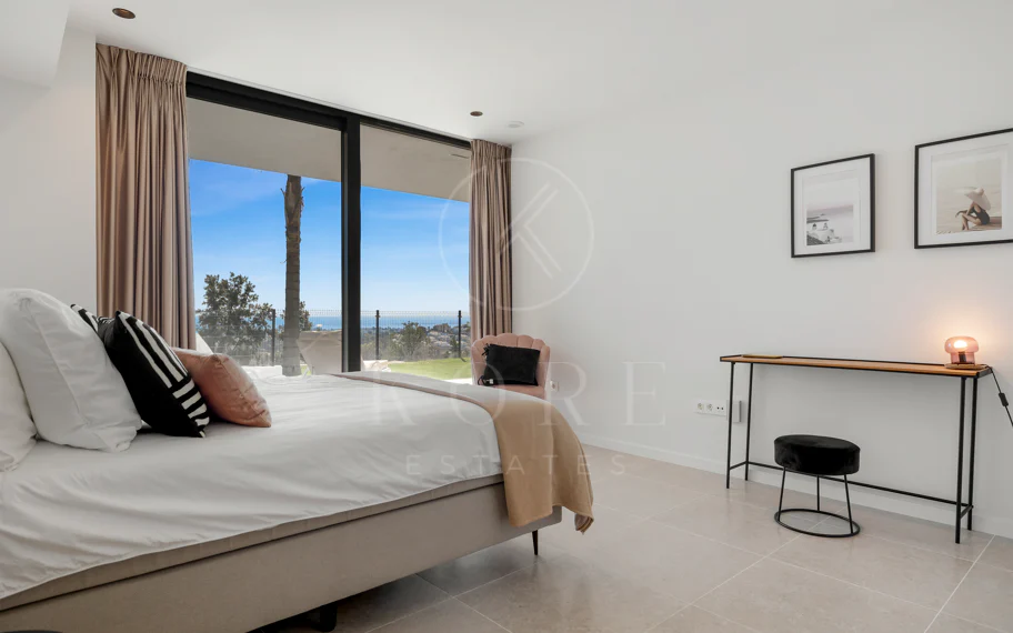Villa de lujo en primera línea de golf en Benahavís con vistas panorámicas al mar