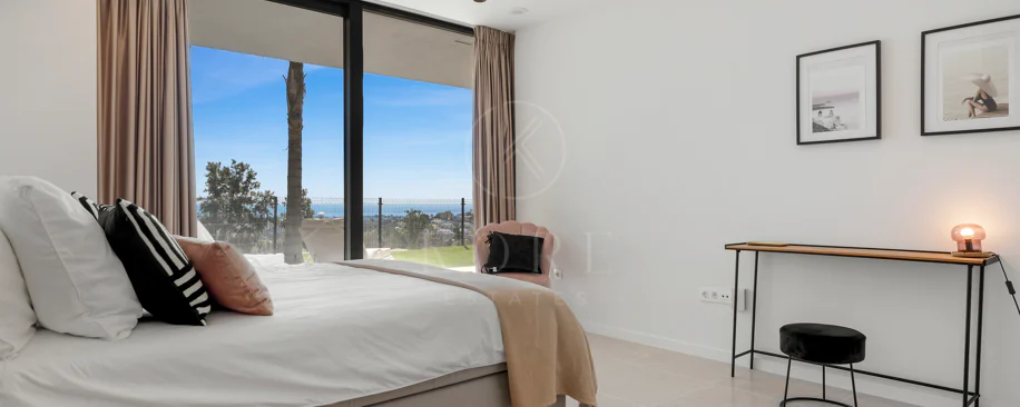 Luxury Frontline Golf Villa in Benahavís with Panoramic Sea Views