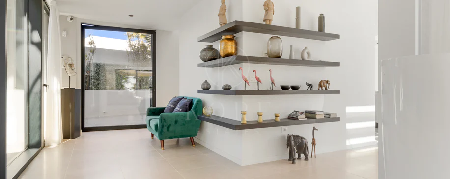Luxury Frontline Golf Villa in Benahavís with Panoramic Sea Views