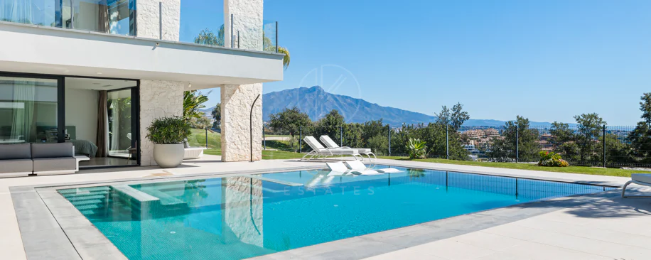 Luxury Frontline Golf Villa in Benahavís with Panoramic Sea Views