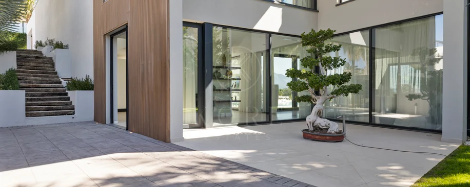 Luxury Frontline Golf Villa in Benahavís with Panoramic Sea Views