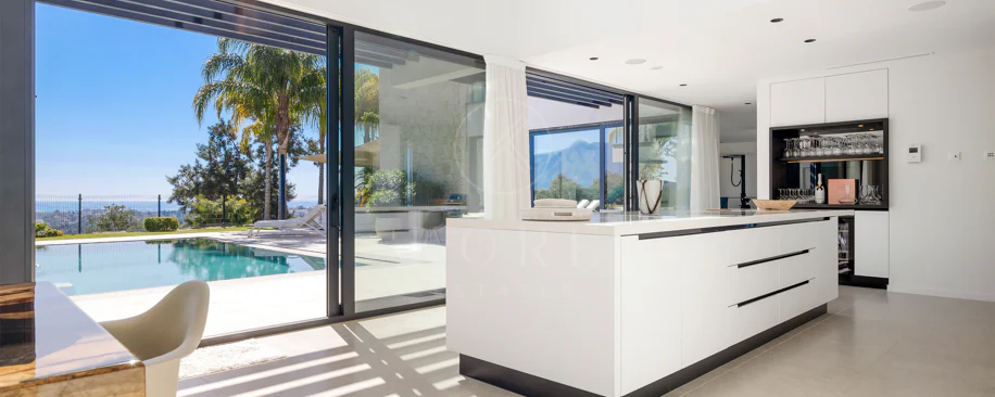 Luxury Frontline Golf Villa in Benahavís with Panoramic Sea Views