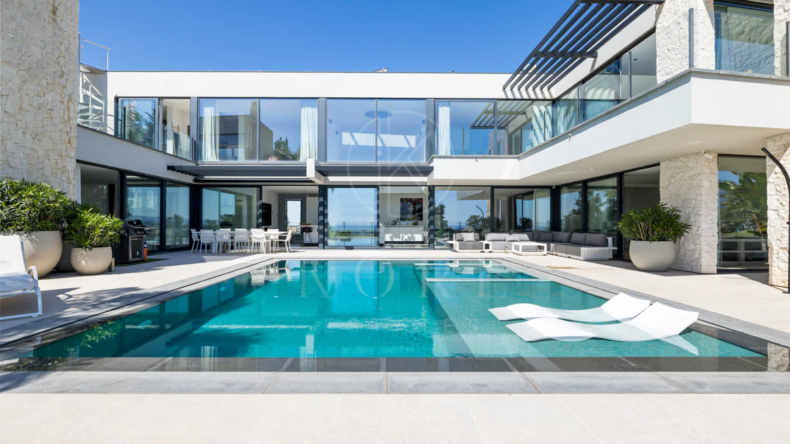 Luxury Frontline Golf Villa in Benahavís with Panoramic Sea Views