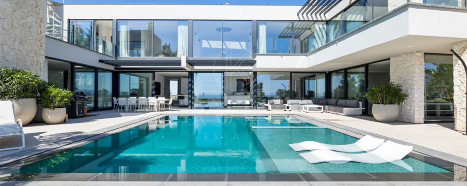 Luxury Frontline Golf Villa in Benahavís with Panoramic Sea Views