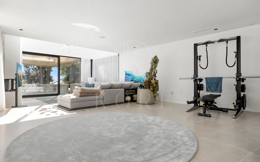 Villa de lujo en primera línea de golf en Benahavís con vistas panorámicas al mar