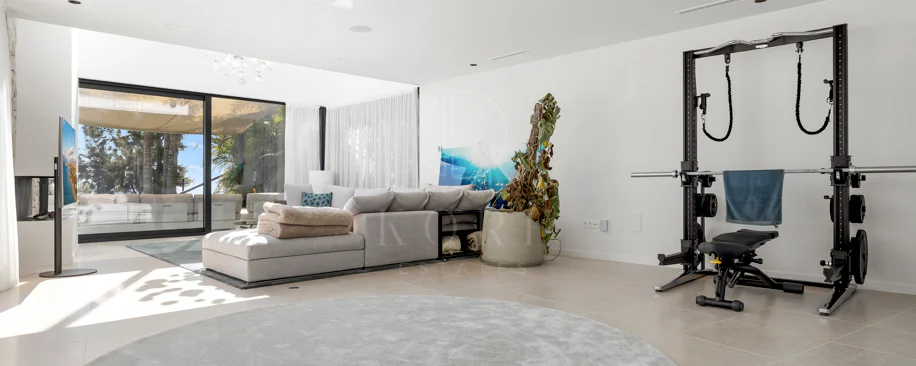 Luxury Frontline Golf Villa in Benahavís with Panoramic Sea Views