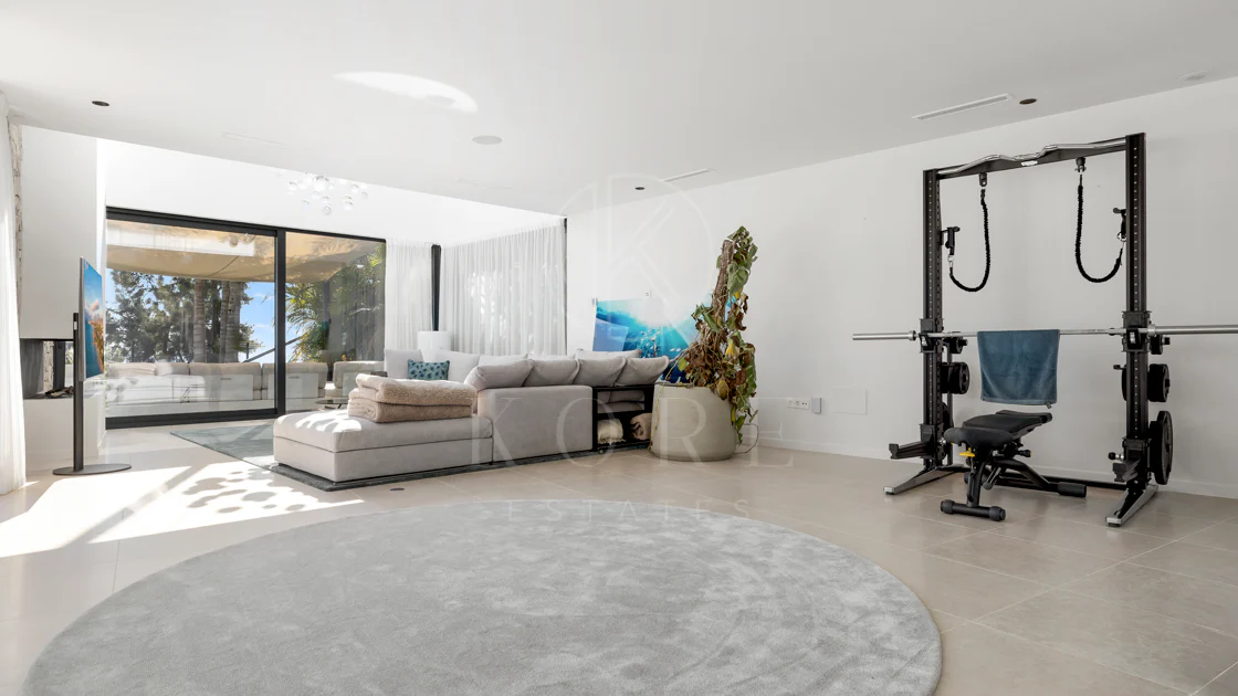 Luxury Frontline Golf Villa in Benahavís with Panoramic Sea Views