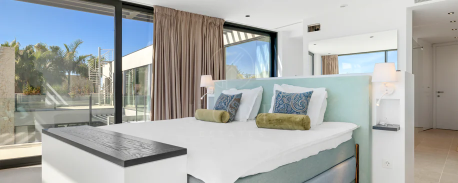 Luxury Frontline Golf Villa in Benahavís with Panoramic Sea Views