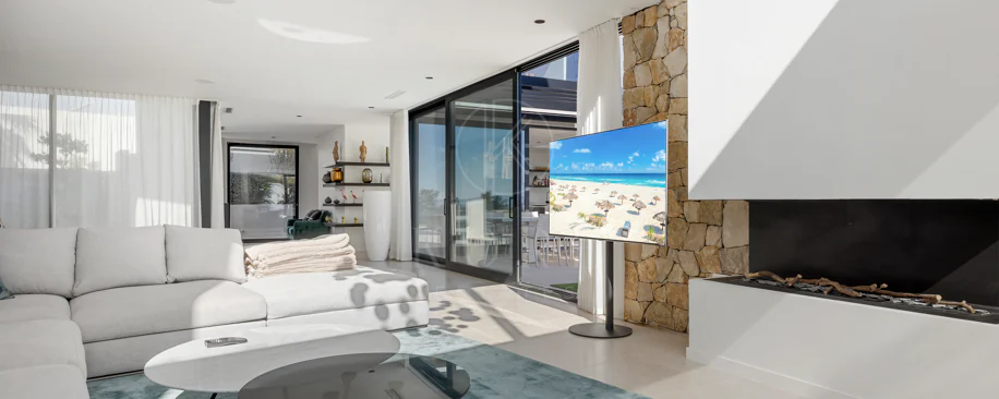 Luxury Frontline Golf Villa in Benahavís with Panoramic Sea Views