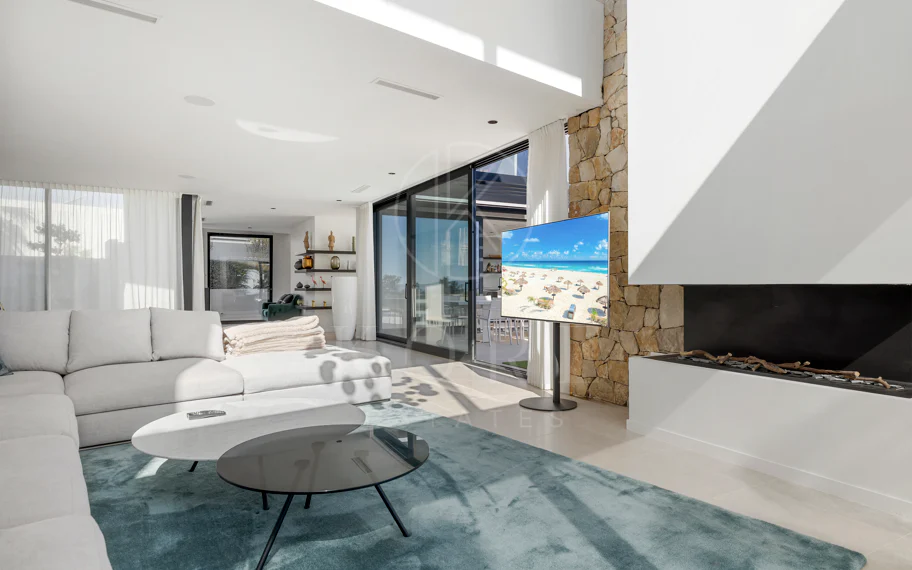 Villa de lujo en primera línea de golf en Benahavís con vistas panorámicas al mar