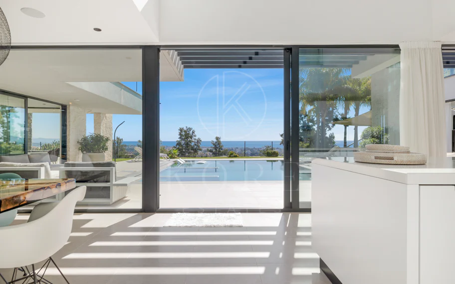 Villa de lujo en primera línea de golf en Benahavís con vistas panorámicas al mar