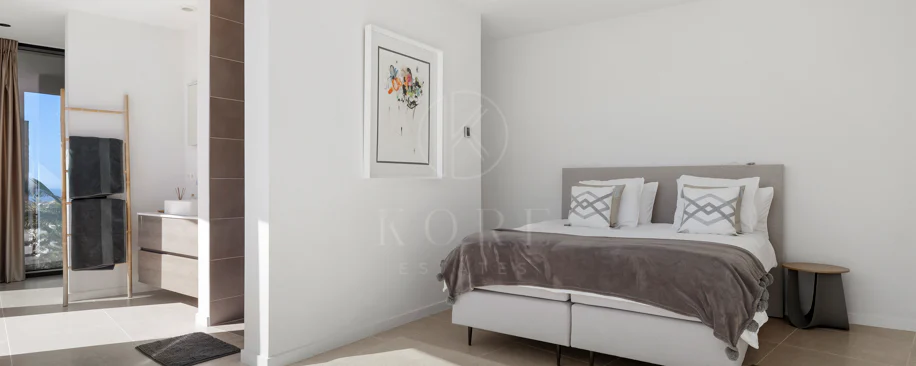 Luxury Frontline Golf Villa in Benahavís with Panoramic Sea Views