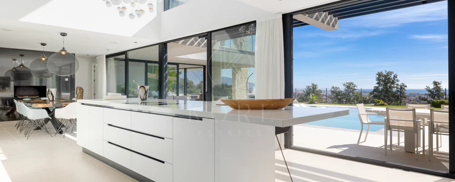 Luxury Frontline Golf Villa in Benahavís with Panoramic Sea Views