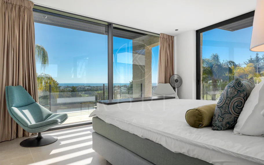 Villa de lujo en primera línea de golf en Benahavís con vistas panorámicas al mar