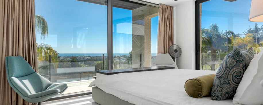 Luxury Frontline Golf Villa in Benahavís with Panoramic Sea Views