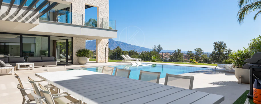 Luxury Frontline Golf Villa in Benahavís with Panoramic Sea Views