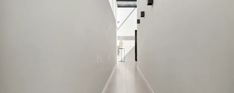 Luxury Frontline Golf Villa in Benahavís with Panoramic Sea Views