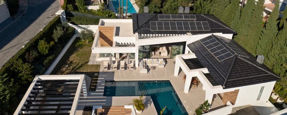 Villa for sale in Los Naranjos, Nueva Andalucia