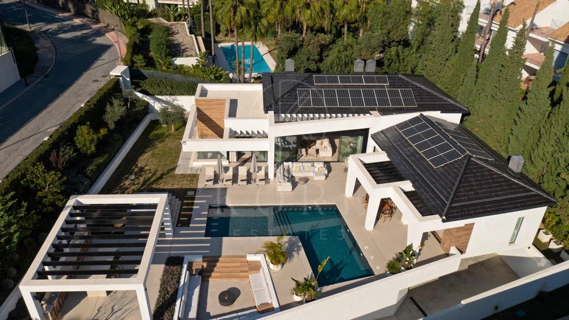 Villa for sale in Los Naranjos, Nueva Andalucia