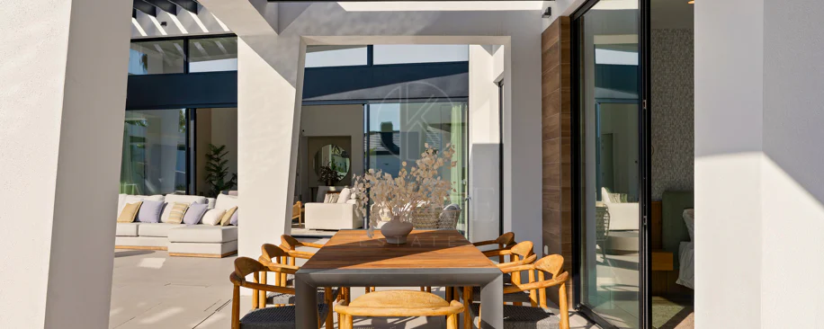 Villa for sale in Los Naranjos, Nueva Andalucia
