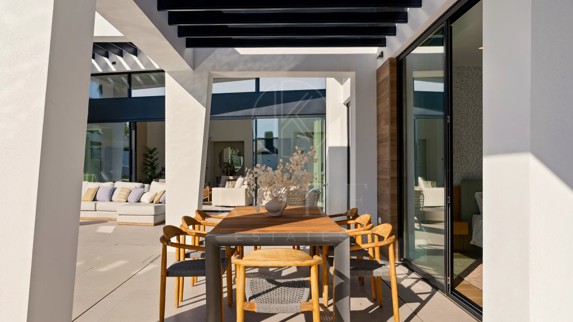 Villa for sale in Los Naranjos, Nueva Andalucia