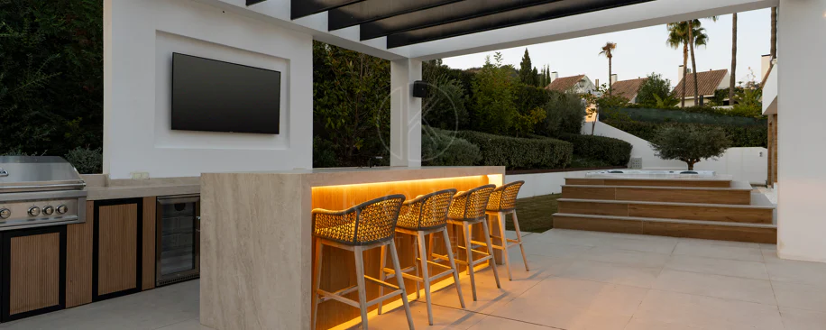 Villa for sale in Los Naranjos, Nueva Andalucia