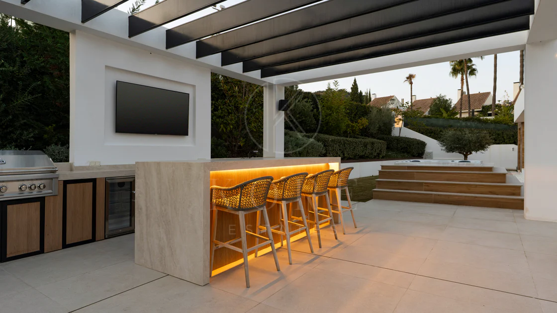 Villa for sale in Los Naranjos, Nueva Andalucia