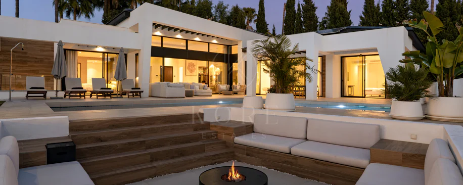 Villa for sale in Los Naranjos, Nueva Andalucia