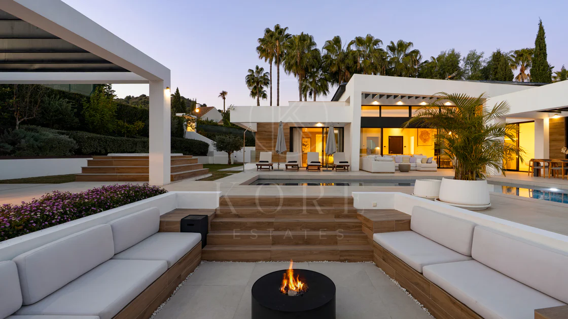 Villa for sale in Los Naranjos, Nueva Andalucia