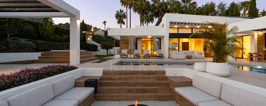 Villa for sale in Los Naranjos, Nueva Andalucia