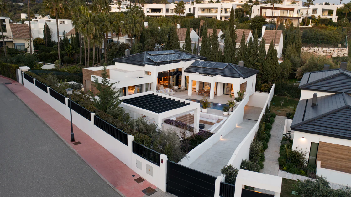 Villa for sale in Los Naranjos, Nueva Andalucia