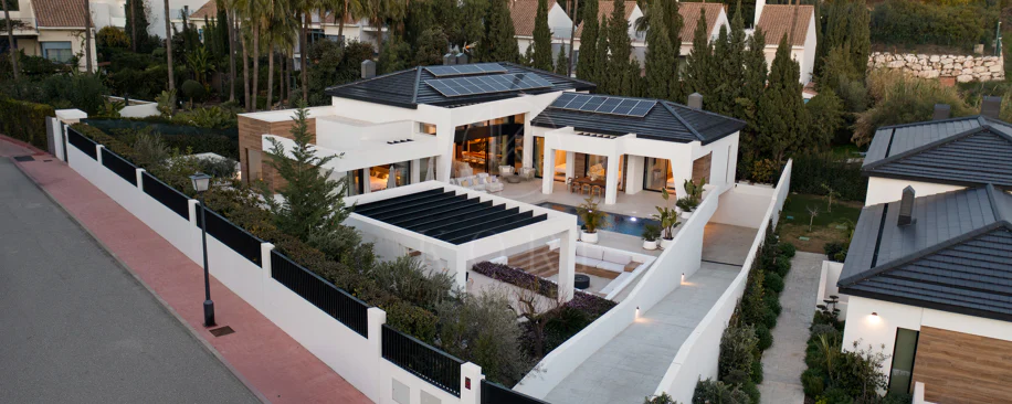 Villa for sale in Los Naranjos, Nueva Andalucia