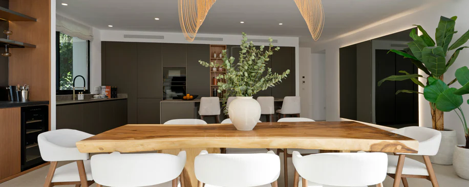 Villa for sale in Los Naranjos, Nueva Andalucia