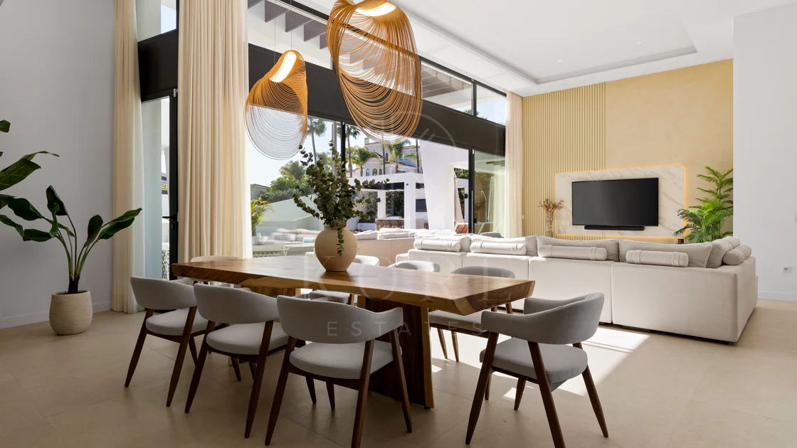 Villa for sale in Los Naranjos, Nueva Andalucia