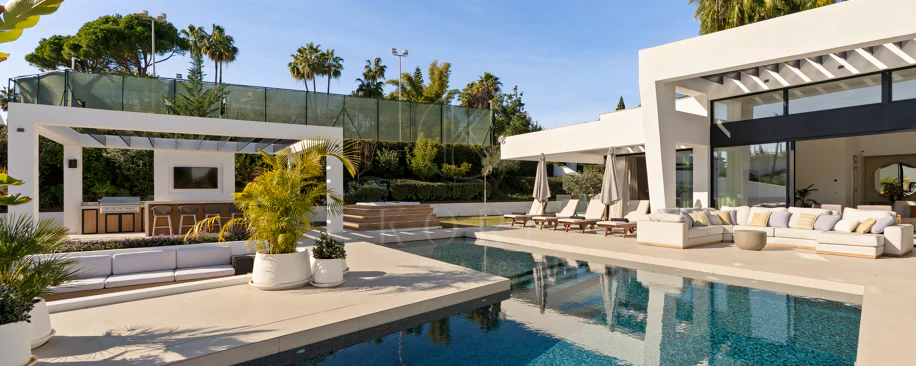 Villa for sale in Los Naranjos, Nueva Andalucia
