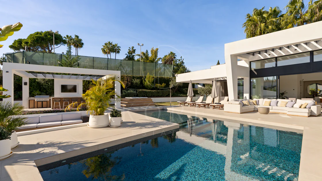 Villa for sale in Los Naranjos, Nueva Andalucia