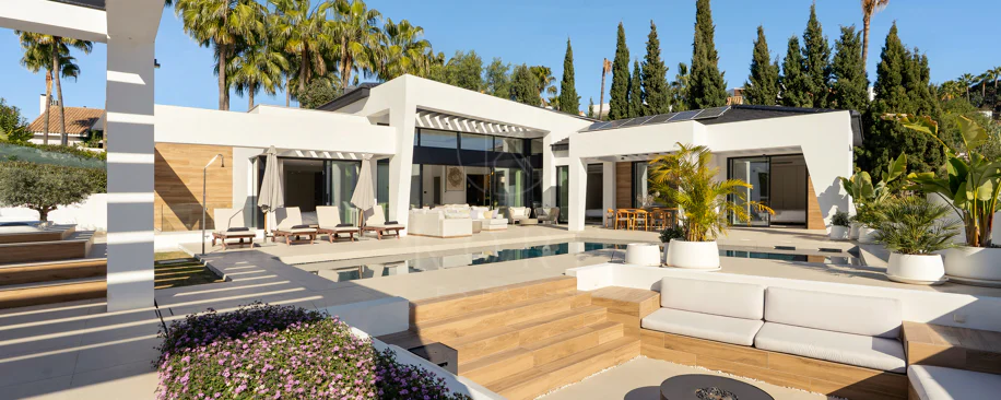 Villa for sale in Los Naranjos, Nueva Andalucia