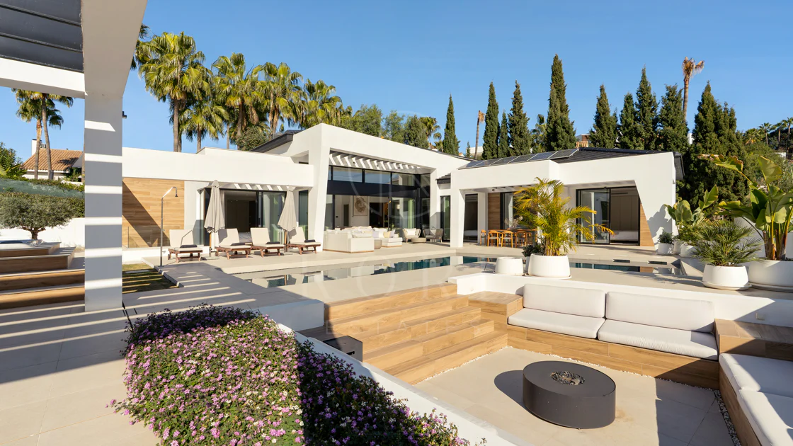 Villa for sale in Los Naranjos, Nueva Andalucia