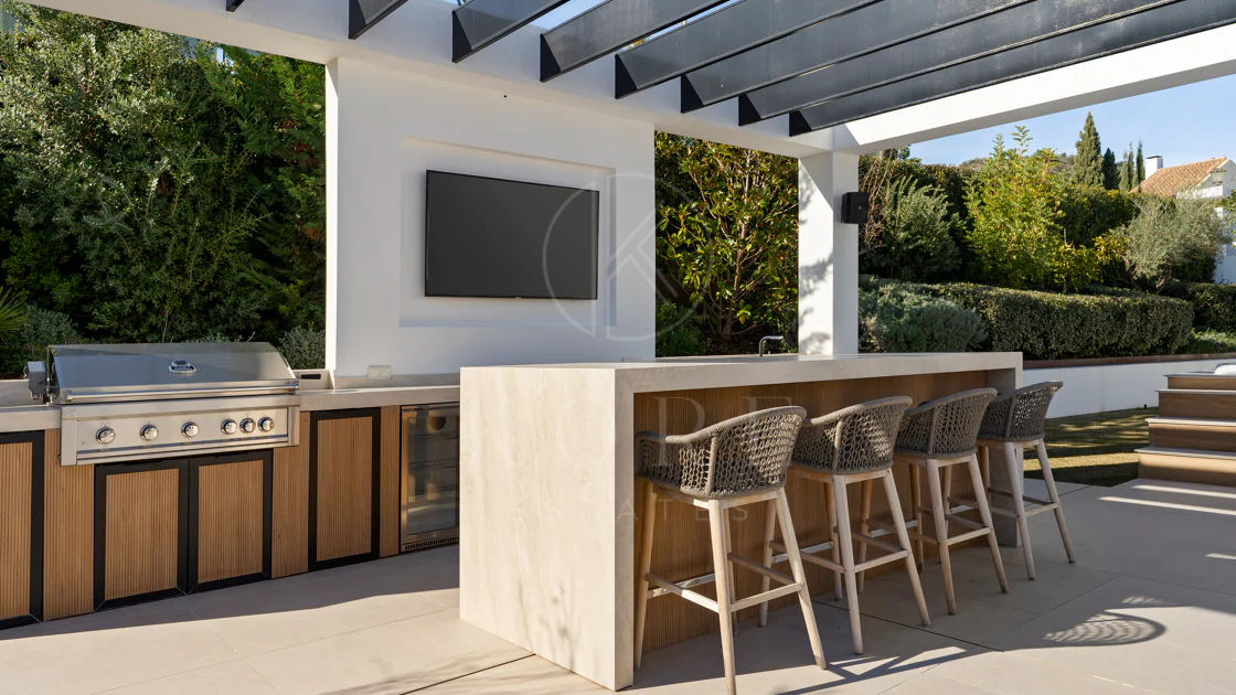 Villa for sale in Los Naranjos, Nueva Andalucia