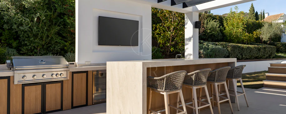 Villa for sale in Los Naranjos, Nueva Andalucia