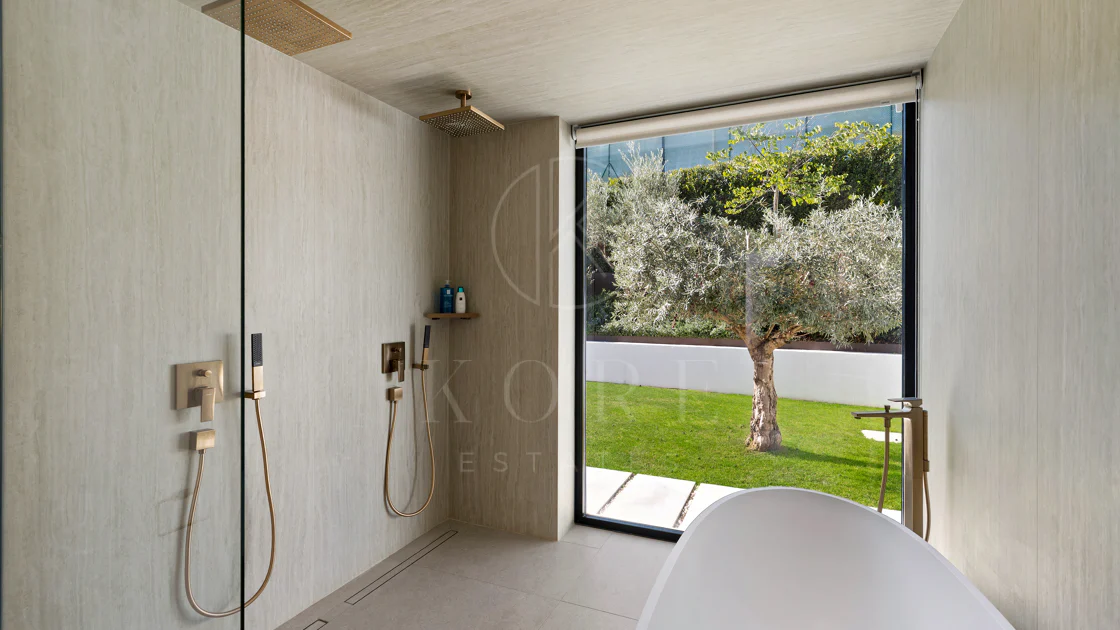 Villa for sale in Los Naranjos, Nueva Andalucia