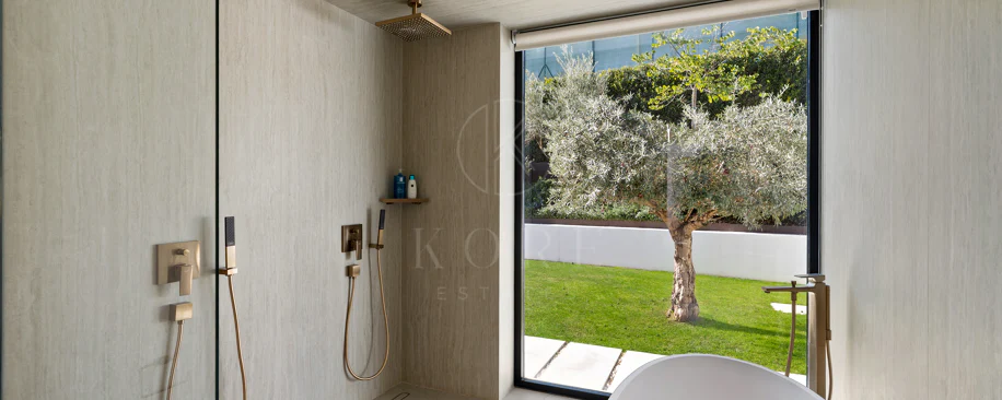 Villa for sale in Los Naranjos, Nueva Andalucia