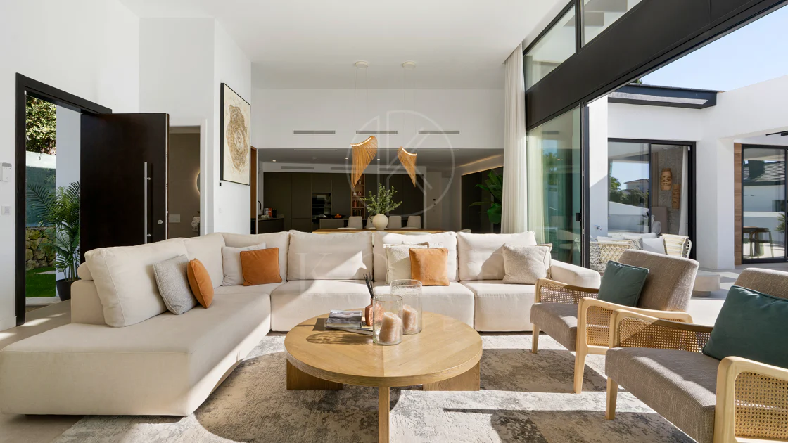 Villa for sale in Los Naranjos, Nueva Andalucia