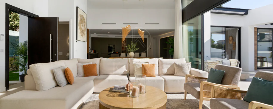 Villa for sale in Los Naranjos, Nueva Andalucia