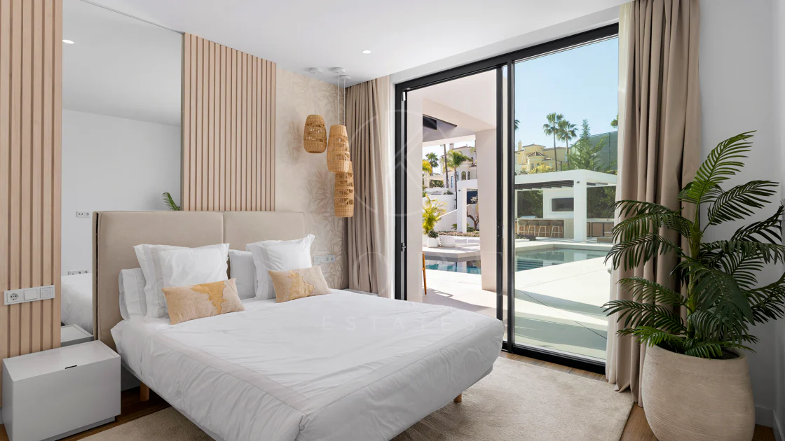 Villa for sale in Los Naranjos, Nueva Andalucia