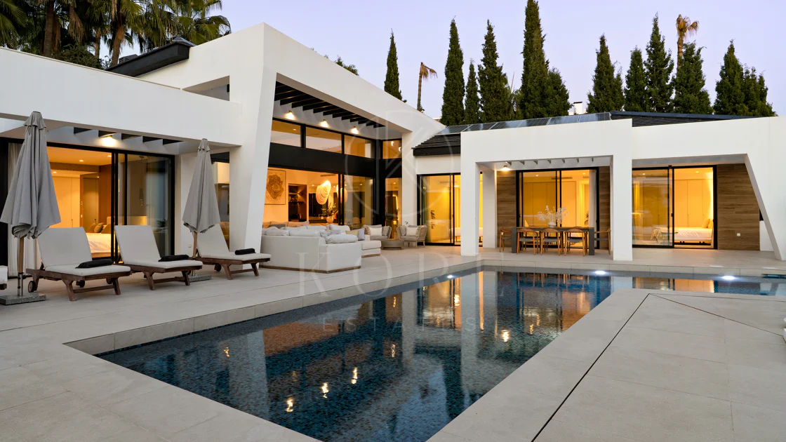 Villa for sale in Los Naranjos, Nueva Andalucia