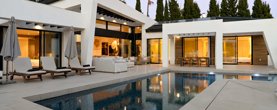 Villa for sale in Los Naranjos, Nueva Andalucia
