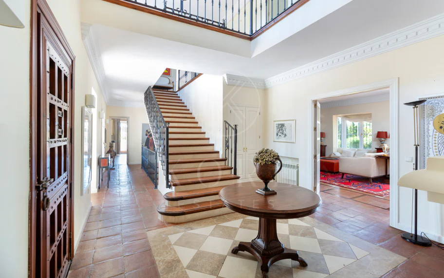Villa exclusiva en parcela llana de 3.000 m², con absoluta privacidad, vistas al mar, jardín maduro con frutales, piscina, amplias terrazas y vivienda completamente renovada. Excelente ubicación, equipamiento y capacidad de aparcamiento.