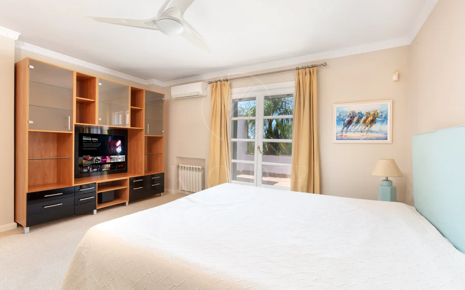 Villa exclusiva en parcela llana de 3.000 m², con absoluta privacidad, vistas al mar, jardín maduro con frutales, piscina, amplias terrazas y vivienda completamente renovada. Excelente ubicación, equipamiento y capacidad de aparcamiento.
