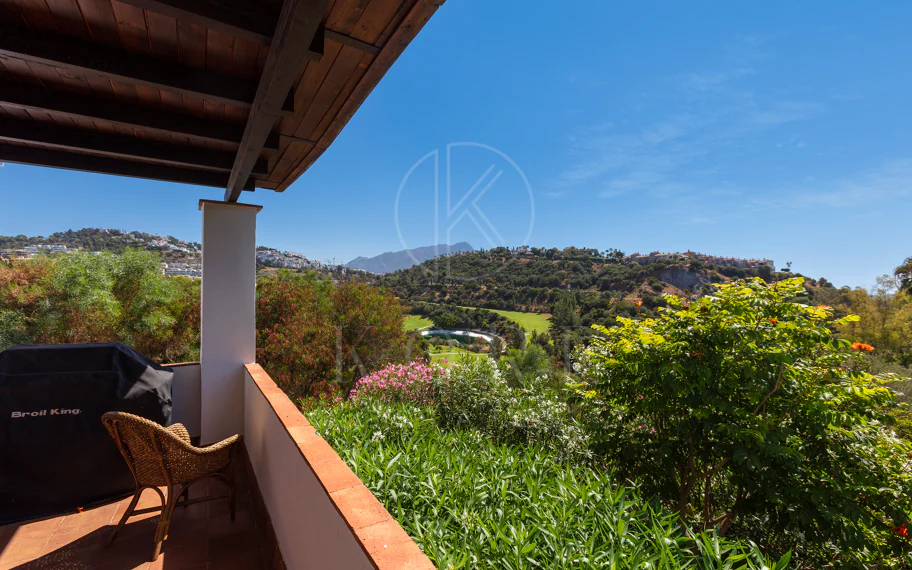 Villa exclusiva en parcela llana de 3.000 m², con absoluta privacidad, vistas al mar, jardín maduro con frutales, piscina, amplias terrazas y vivienda completamente renovada. Excelente ubicación, equipamiento y capacidad de aparcamiento.
